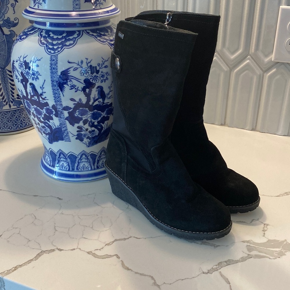 Khombu black suede wedge zip up boots size 8